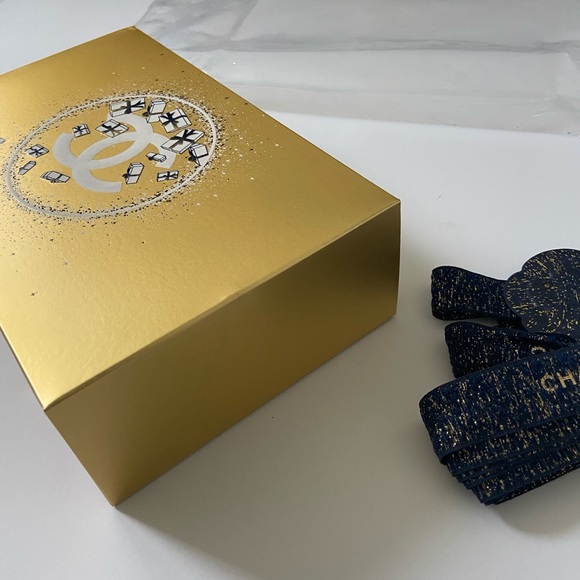 CHANEL Holiday Beauty Box with Ribbon & Flower - Picture 6 of 9
